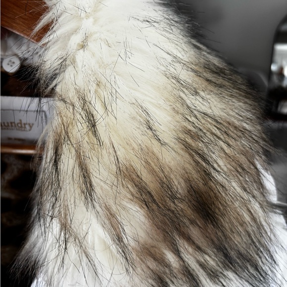 Ladies winter coat with fur trim and hood - Picture 9 of 10
